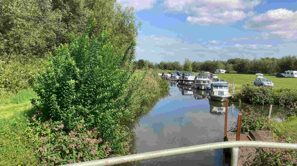 Boat-Moorings-at-Radcot-Bridge