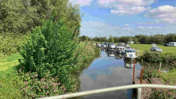Boat-Moorings-at-Radcot-Bridge
